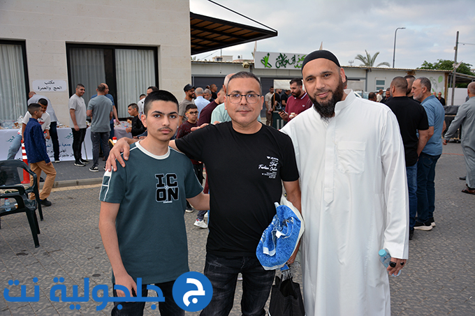 اهالي جلجولية يؤدون صلاة عيد الاضحى في ساحة مسجد الروضة في جلجولية 
